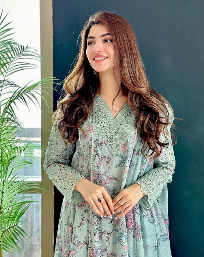 Iznik Premium Lawn 3PC Suit